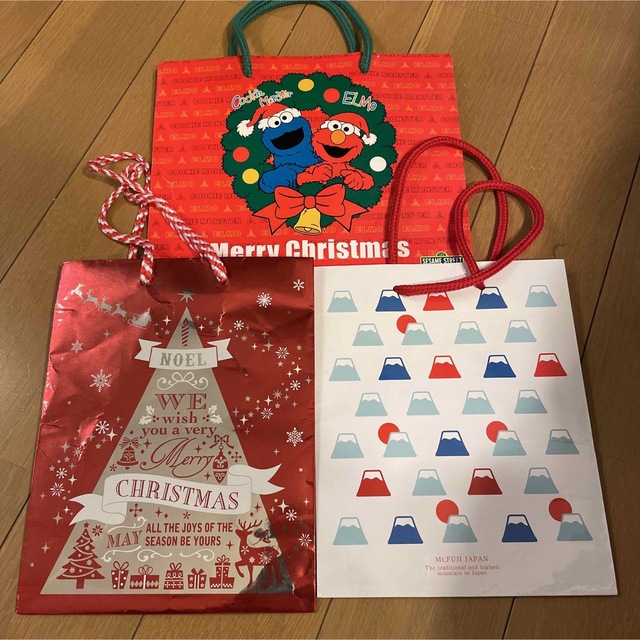 SESAME STREET(セサミストリート)の紙袋 クリスマス・セサミストリート・富士山 レディースのバッグ(ショップ袋)の商品写真