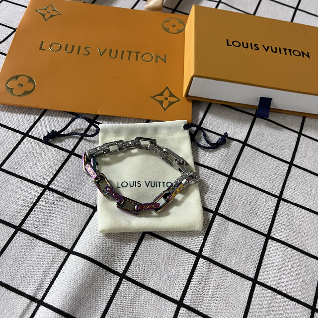 Shop Louis Vuitton 2022 SS Essential v bracelet (M6042G) by