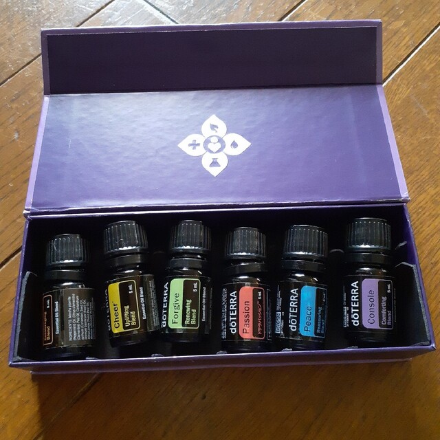 doTERRA(ドテラ)のドテラエモーションナルオイル6個 コスメ/美容の香水(その他)の商品写真