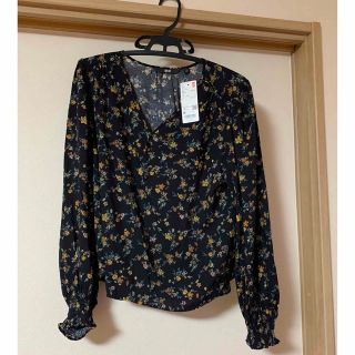 ユニクロ(UNIQLO)の【新品・未使用】フラワープリントブラウス(シャツ/ブラウス(長袖/七分))