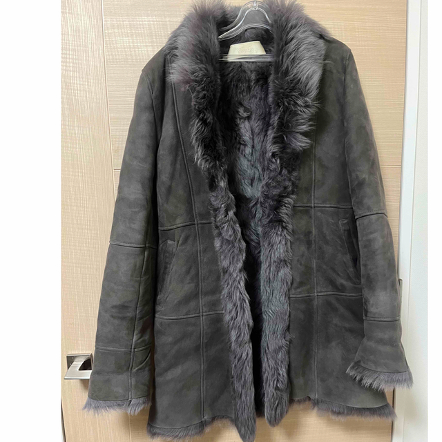 レディースハーフコート　羊革　S サイズ　ダークグレー レディースのジャケット/アウター(毛皮/ファーコート)の商品写真
