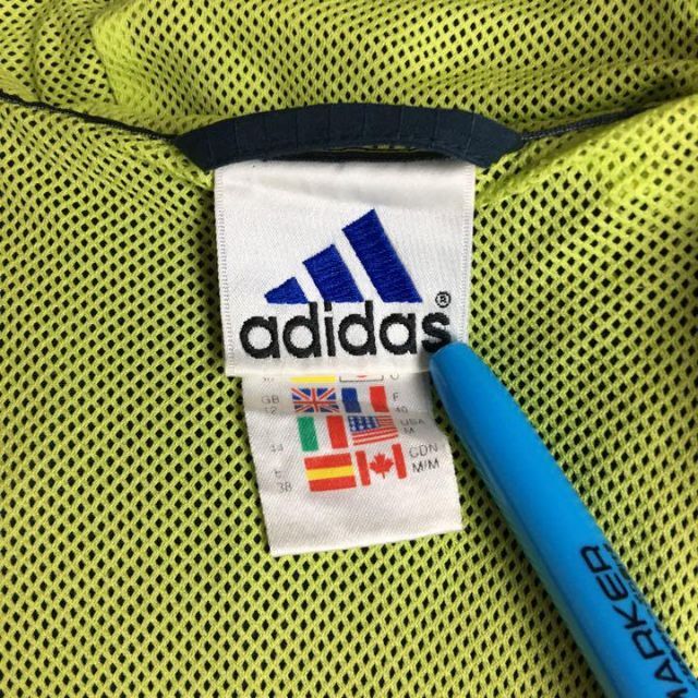 adidas(アディダス)の【美品】アディダス☆刺繍ロゴ入りハーフジップナイロンパーカー　万国旗タグ　807 メンズのトップス(パーカー)の商品写真