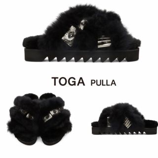 トーガ(TOGA)のTOGA フェイクファー　バックル　サンダル(サンダル)