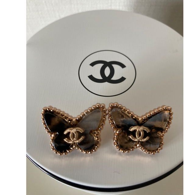 CHANEL(シャネル)のCHANEL ボタン　蝶々モチーフ　2個 ハンドメイドの素材/材料(各種パーツ)の商品写真