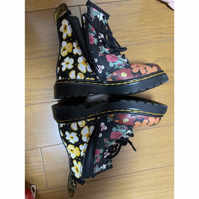 Dr.Martens(ドクターマーチン)のドクターマーチン　花柄 キッズ/ベビー/マタニティのベビー靴/シューズ(~14cm)(ブーツ)の商品写真