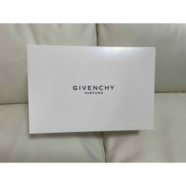 GIVENCHY(ジバンシィ)の【新品 未使用】GIVENCHY ジバンシィ  ノベルティ ポーチ 赤/レッド レディースのファッション小物(ポーチ)の商品写真