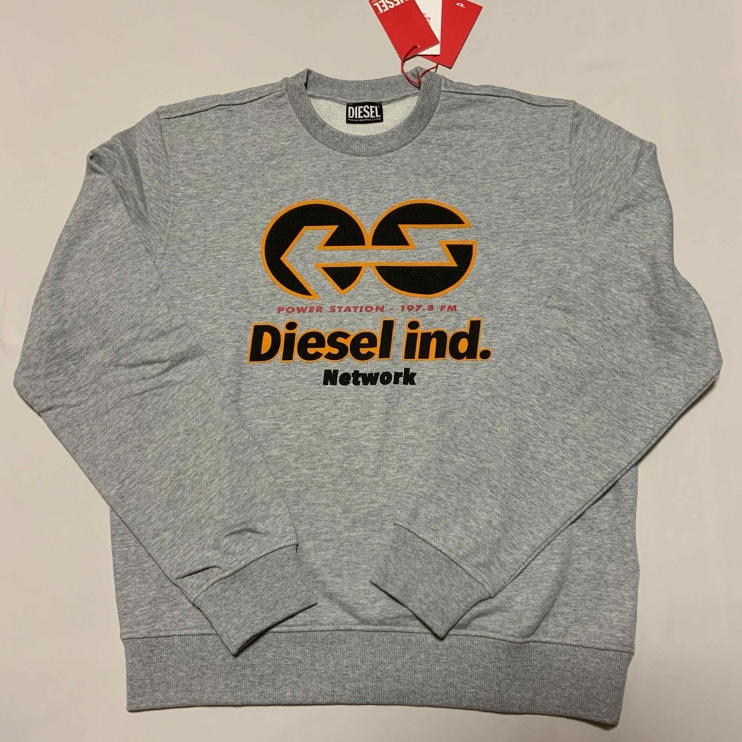 DIESEL(ディーゼル)の洗練されたデザイン　DIESEL　スウェット　S-Ginn-E1　グレー　XXL メンズのトップス(スウェット)の商品写真