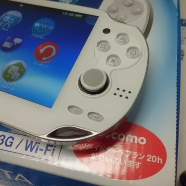 PlayStation Vita(プレイステーションヴィータ)のPSVITA PCH-1100　Crystal White エンタメ/ホビーのゲームソフト/ゲーム機本体(携帯用ゲーム機本体)の商品写真