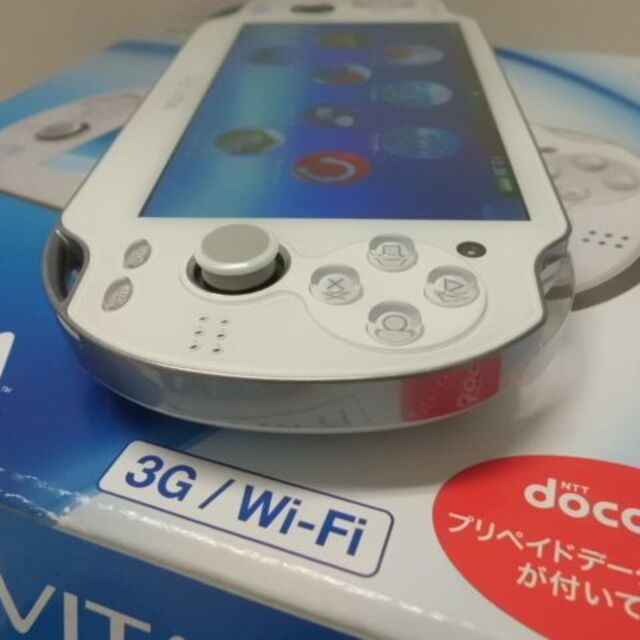 PlayStation Vita(プレイステーションヴィータ)のPSVITA PCH-1100　Crystal White エンタメ/ホビーのゲームソフト/ゲーム機本体(携帯用ゲーム機本体)の商品写真