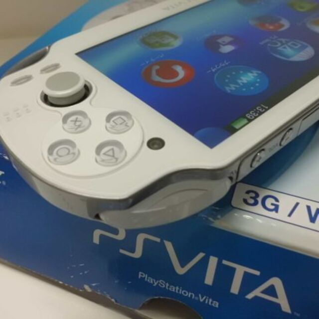 PlayStation Vita(プレイステーションヴィータ)のPSVITA PCH-1100　Crystal White エンタメ/ホビーのゲームソフト/ゲーム機本体(携帯用ゲーム機本体)の商品写真