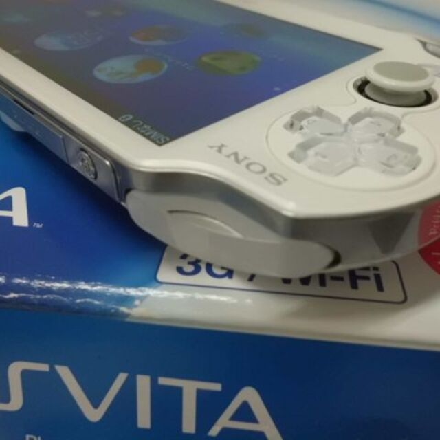 PlayStation Vita(プレイステーションヴィータ)のPSVITA PCH-1100　Crystal White エンタメ/ホビーのゲームソフト/ゲーム機本体(携帯用ゲーム機本体)の商品写真