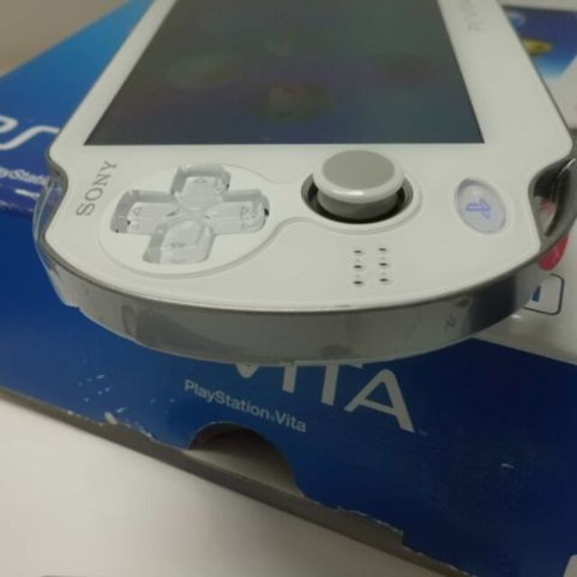 PlayStation Vita(プレイステーションヴィータ)のPSVITA PCH-1100　Crystal White エンタメ/ホビーのゲームソフト/ゲーム機本体(携帯用ゲーム機本体)の商品写真