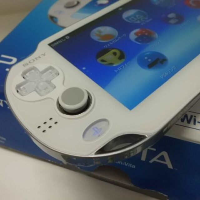 PlayStation Vita(プレイステーションヴィータ)のPSVITA PCH-1100　Crystal White エンタメ/ホビーのゲームソフト/ゲーム機本体(携帯用ゲーム機本体)の商品写真