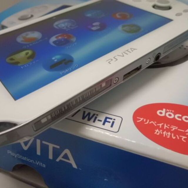 PlayStation Vita(プレイステーションヴィータ)のPSVITA PCH-1100　Crystal White エンタメ/ホビーのゲームソフト/ゲーム機本体(携帯用ゲーム機本体)の商品写真