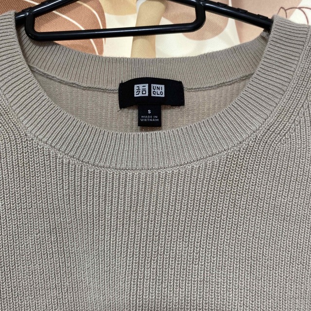 UNIQLO(ユニクロ)のUNIQLO ニットベスト　ベージュ メンズのトップス(ベスト)の商品写真