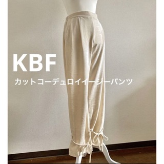 ケービーエフ(KBF)のKBF カットコーデュロイ イージーパンツ 裾リボン ホワイト(カジュアルパンツ)