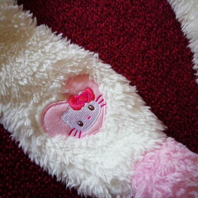 USJ(ユニバーサルスタジオジャパン)のUSJ　キティちゃん　マフラー付き帽子 エンタメ/ホビーのおもちゃ/ぬいぐるみ(キャラクターグッズ)の商品写真