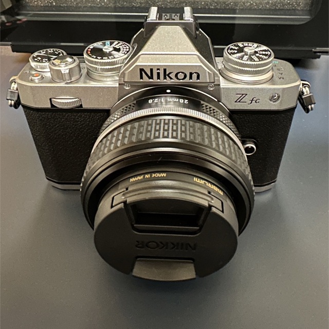 Nikon(ニコン)のNikon Zfc 28mm f/2.8 【予備バッテリー・フィルター付】 スマホ/家電/カメラのカメラ(ミラーレス一眼)の商品写真