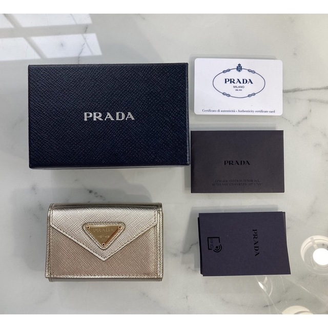 新品! プラダ ミニ財布 サフィアーノトライアングル 財布 ゴールド