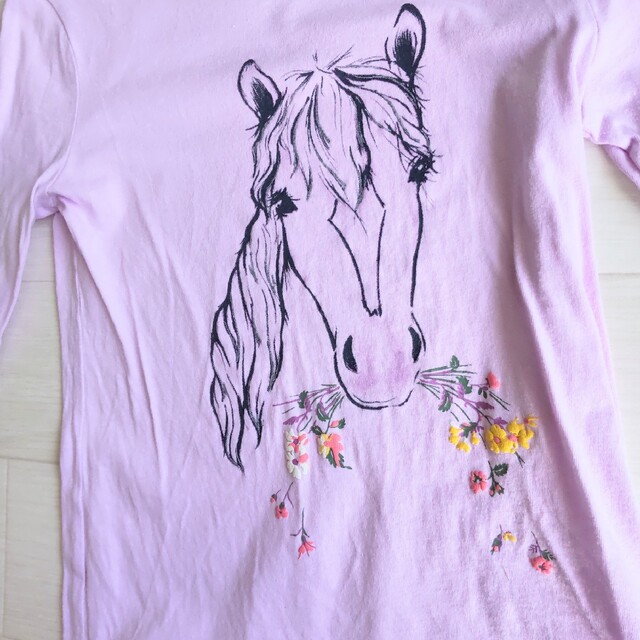 GAP Kids(ギャップキッズ)のGAP　ロンT　140　馬　お花 キッズ/ベビー/マタニティのキッズ服女の子用(90cm~)(Tシャツ/カットソー)の商品写真