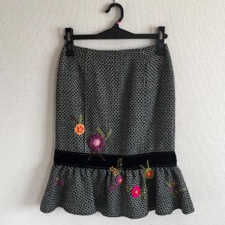 バーニーズニューヨーク(BARNEYS NEW YORK)の☆SALE☆ナネットレポー♡お花モチーフスカート(ひざ丈スカート)