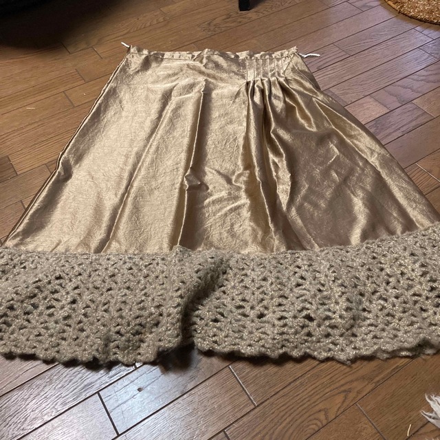 ゴールドサテン台形スカート　裾レース編みモヘア レディースのスカート(ひざ丈スカート)の商品写真