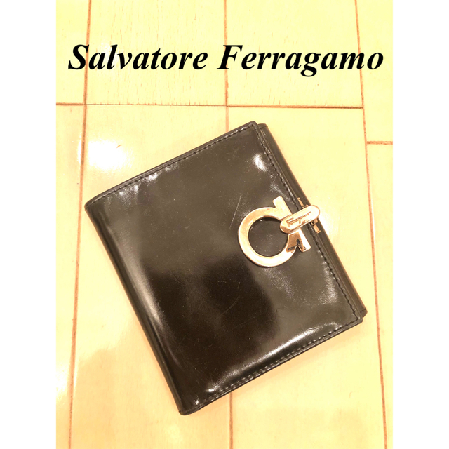 Salvatore Ferragamo(サルヴァトーレフェラガモ)の正規品Salvatore Ferragamo(フェラガモ)エナメル財布訳あり品 レディースのファッション小物(財布)の商品写真