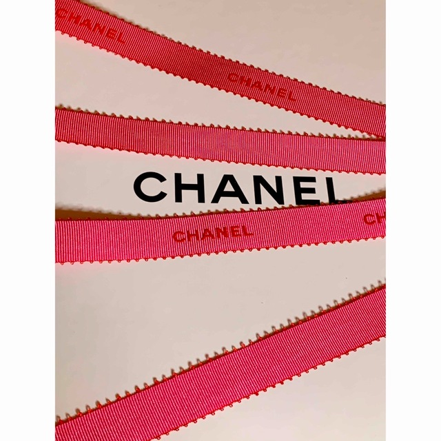 CHANEL(シャネル)のCHANEL ラッピング リボン ネオ ピンク 1m インテリア/住まい/日用品のオフィス用品(ラッピング/包装)の商品写真