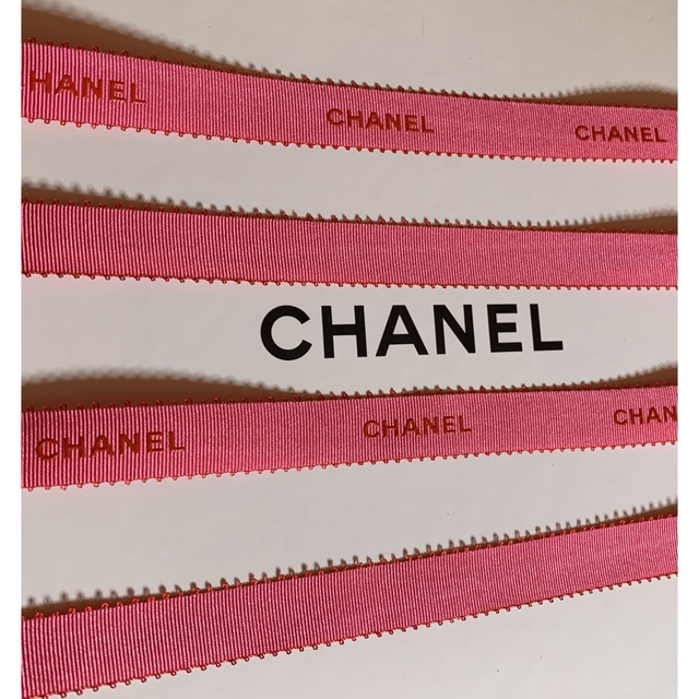 CHANEL(シャネル)のCHANEL ラッピング リボン ネオ ピンク 1m インテリア/住まい/日用品のオフィス用品(ラッピング/包装)の商品写真