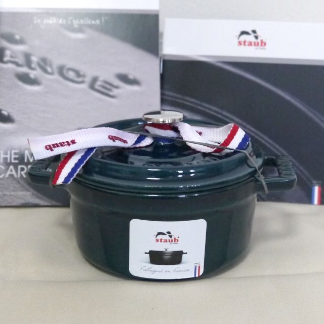 STAUB(ストウブ)のストウブ STAUB ピコ・ココットラウンド 10cm ラメール 送料無料 新品 インテリア/住まい/日用品のキッチン/食器(調理道具/製菓道具)の商品写真