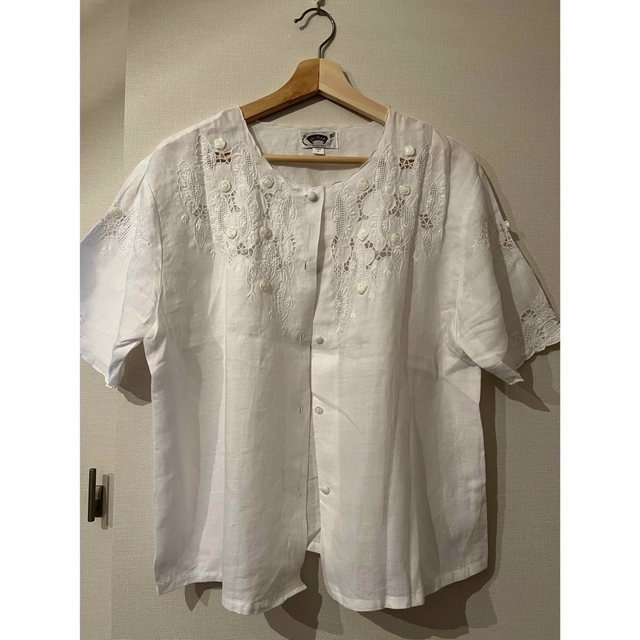 半袖　シャツ　ブラウス　バラ刺繍 レディースのトップス(シャツ/ブラウス(半袖/袖なし))の商品写真