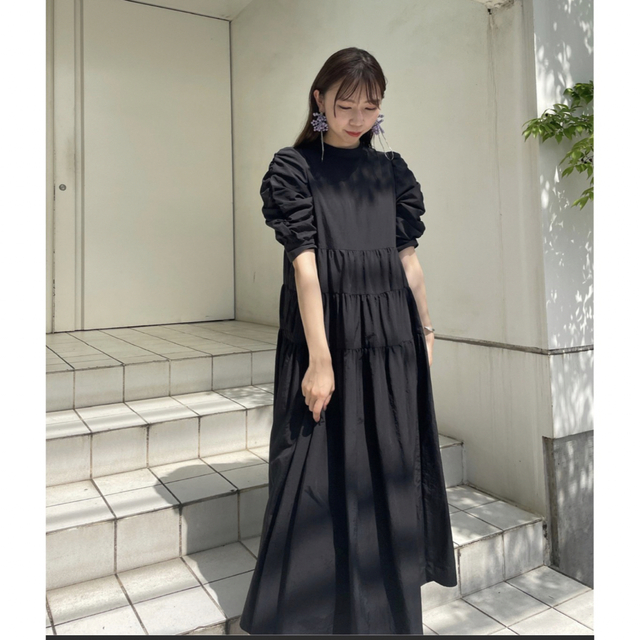 Ameri VINTAGE(アメリヴィンテージ)のMEDI COLOR TIERED VOLUME DRESS レディースのワンピース(ロングワンピース/マキシワンピース)の商品写真