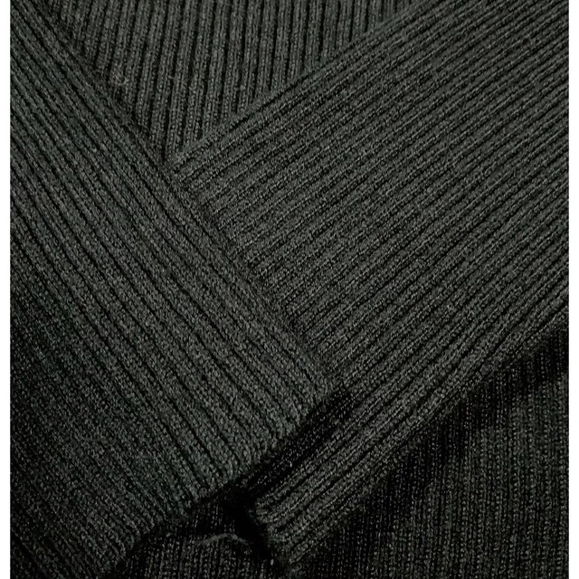 【セレクト】幾何学刺繍◆上質ブラック系ハイネックリブニット レディースのトップス(ニット/セーター)の商品写真