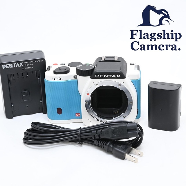 PENTAX(ペンタックス)のPENTAX K-01 ボディ ホワイト × ブルー スマホ/家電/カメラのカメラ(ミラーレス一眼)の商品写真