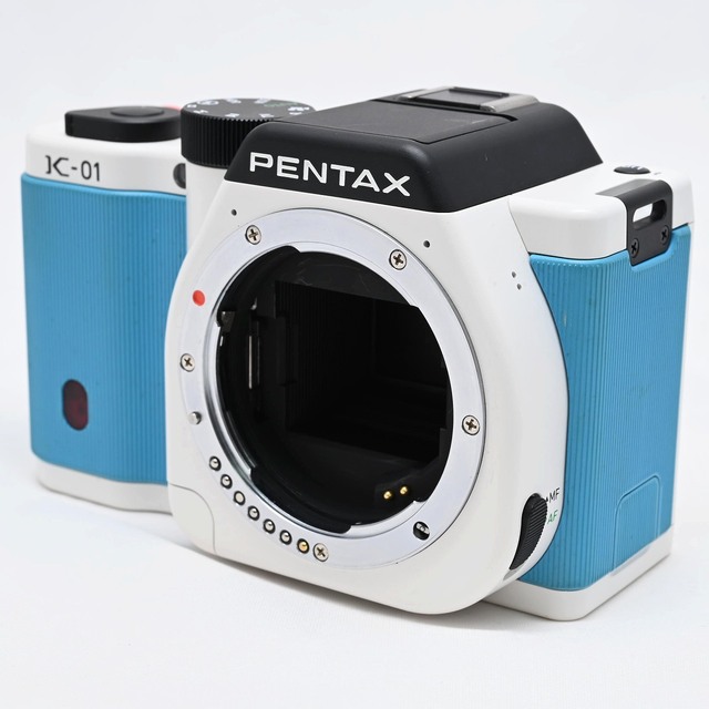 PENTAX(ペンタックス)のPENTAX K-01 ボディ ホワイト × ブルー スマホ/家電/カメラのカメラ(ミラーレス一眼)の商品写真