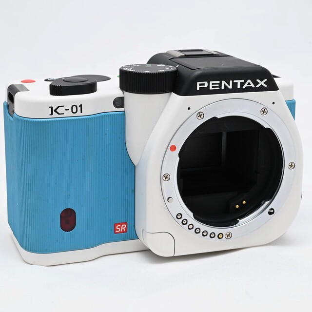 PENTAX(ペンタックス)のPENTAX K-01 ボディ ホワイト × ブルー スマホ/家電/カメラのカメラ(ミラーレス一眼)の商品写真