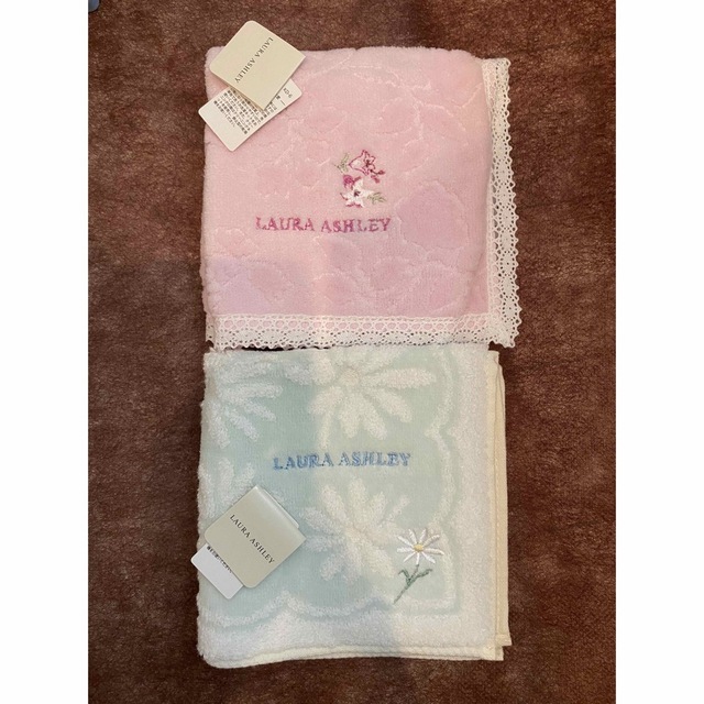 LAURA ASHLEY(ローラアシュレイ)のタオルハンカチ　ローラアシュレイ レディースのファッション小物(ハンカチ)の商品写真