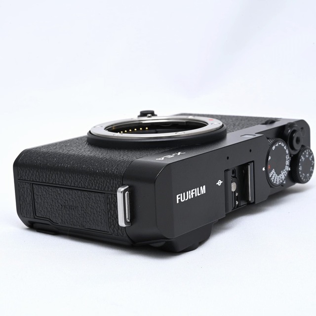 富士フイルム(フジフイルム)のFUJIFILM X-E4 ボディ ブラック スマホ/家電/カメラのカメラ(ミラーレス一眼)の商品写真