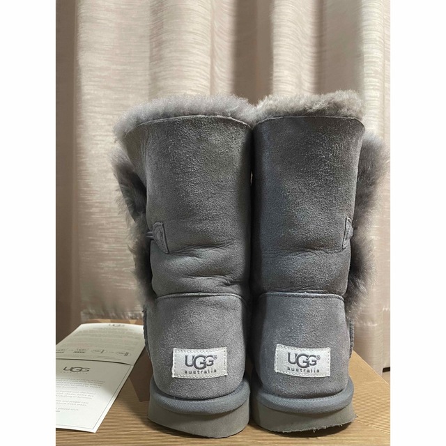 UGG(アグ)の★美品★ UGG アグ ムートンブーツ ベイリーボタン グレー レディースの靴/シューズ(ブーツ)の商品写真