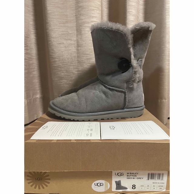 UGG(アグ)の★美品★ UGG アグ ムートンブーツ ベイリーボタン グレー レディースの靴/シューズ(ブーツ)の商品写真