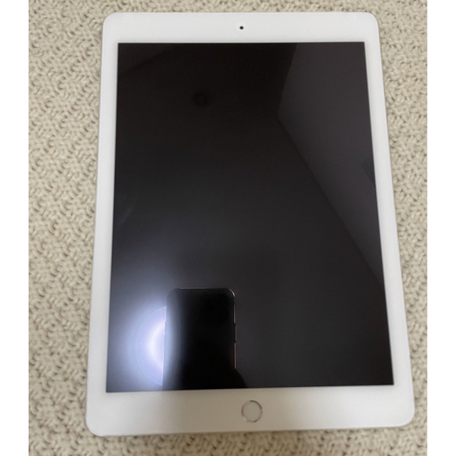 iPad(アイパッド)のiPad Air2 シルバー wifi 64G スマホ/家電/カメラのPC/タブレット(タブレット)の商品写真