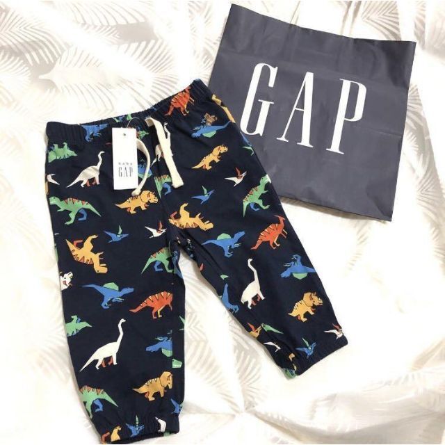 babyGAP(ベビーギャップ)の新品　未使用　baby GAP ダイナソー　コットン　パンツ 70 綿　ボトムス キッズ/ベビー/マタニティのベビー服(~85cm)(パンツ)の商品写真