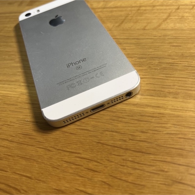 iPhone(アイフォーン)のiPhone SE【16GB】シルバー SIMフリー スマホ/家電/カメラのスマートフォン/携帯電話(スマートフォン本体)の商品写真