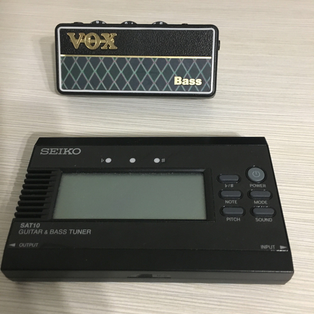 VOX(ヴォックス)のvox amPlug2 アンプ + SEIKO Tuner SAT10 チューナ 楽器のベース(ベースアンプ)の商品写真