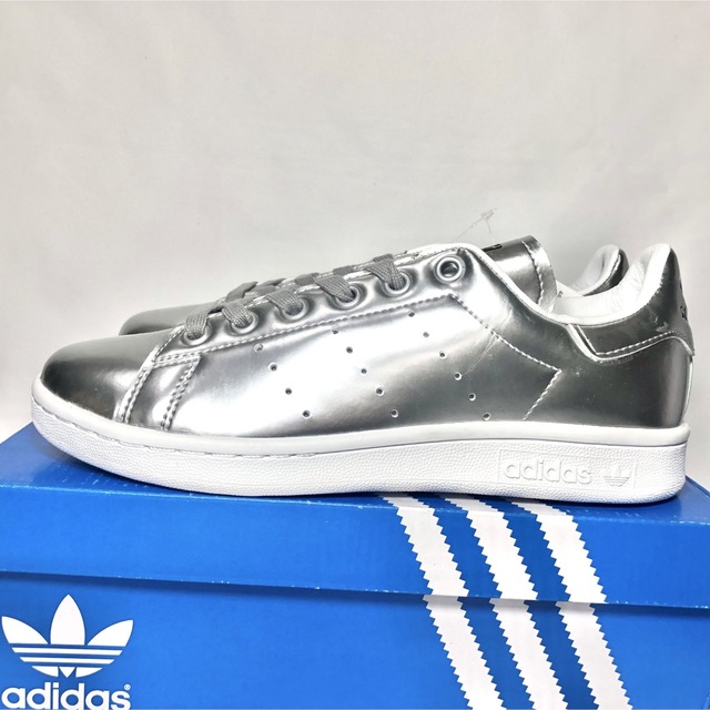 adidas(アディダス)の【新品】アディダス スタンスミス スニーカー メタリック シルバー 22.0 レディースの靴/シューズ(スニーカー)の商品写真