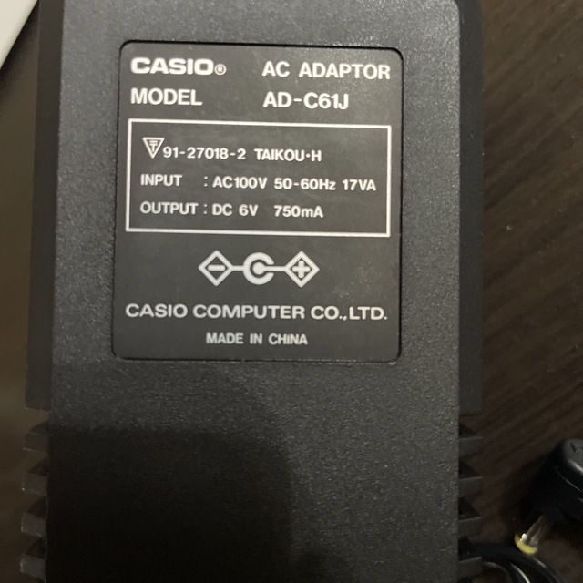 CASIO(カシオ)のCASIO AC100V 50-60Hz 17VA スマホ/家電/カメラのスマートフォン/携帯電話(バッテリー/充電器)の商品写真