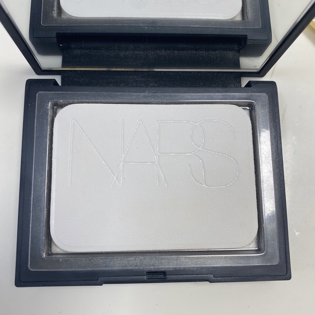 NARS(ナーズ)のNARS ライトリフレクティングセッティングパウダープレストn コスメ/美容のベースメイク/化粧品(フェイスパウダー)の商品写真