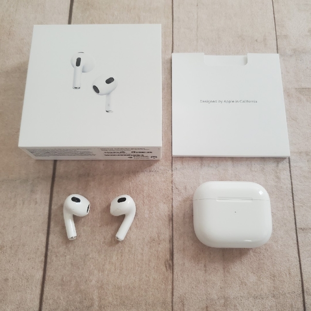 Apple(アップル)の【難あり】アップル AirPods 第3世代 MME73J/A スマホ/家電/カメラのオーディオ機器(ヘッドフォン/イヤフォン)の商品写真