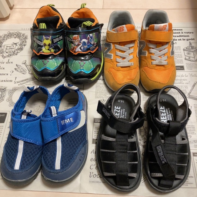 New Balance(ニューバランス)の男の子 靴 4足 まとめ売り 値下げ！ キッズ/ベビー/マタニティのキッズ靴/シューズ(15cm~)(スニーカー)の商品写真