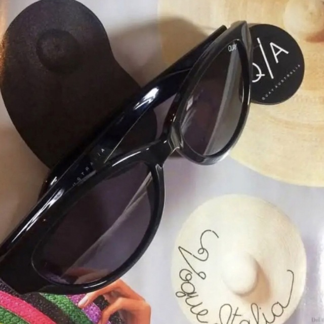 Quay Eyeware Australia(クエイアイウェアオーストラリア)の【新品】QUAY AUSTRALIA  SUNGLASSES RIZZO レディースのファッション小物(サングラス/メガネ)の商品写真